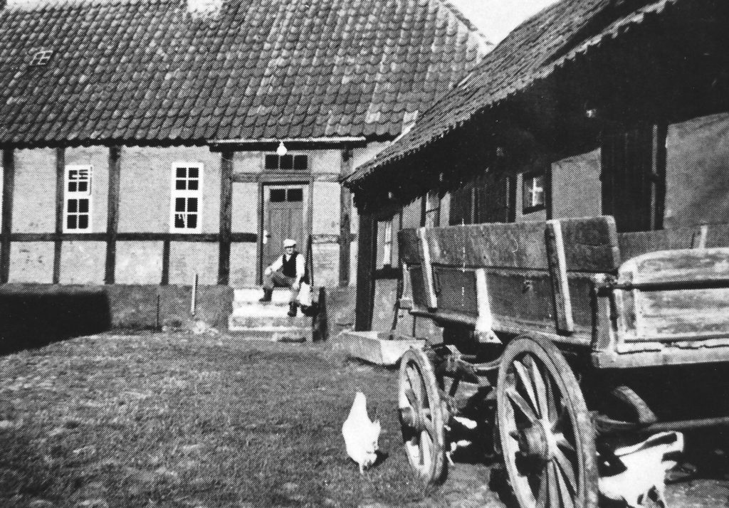 Vendelbogård Chr. Hansen sidder på trappen.
