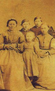 Barbro med børnene, Johannes Morten, Hans Peter, Hansine og Augusta ca. 1867.