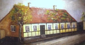 Maleri af huset, gjort af malermester Jartoft, som virkede i Hasle i sidste halvdel af det 19. årh. Billedet fulgte med over i det nye hus, som Rotthof byggede, det senere Hasle bank.